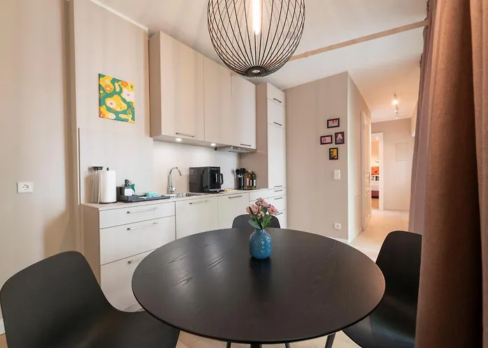 Josef's I Cozy Nest